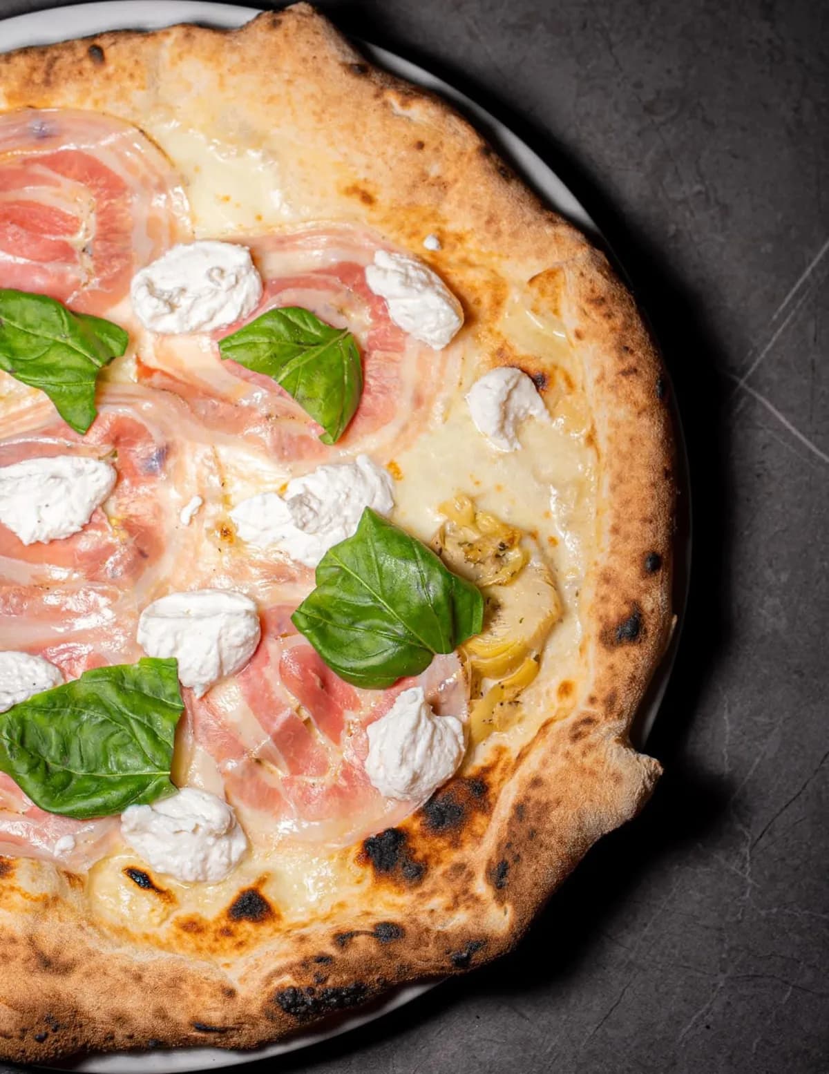 La Gricia: fior di latte, carciofi, pancetta e ciuffetti di ricotta con basilico fresco