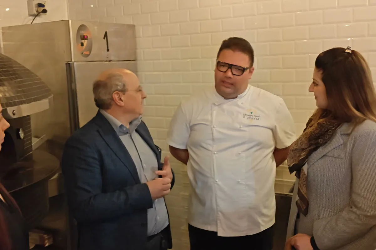Il sindaco di Recale assaggia la prima pizza con Salvatore