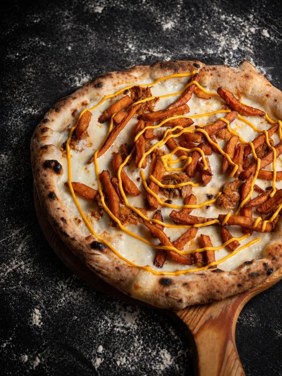 L'American Pork: fior di latte, pulled pork, patate dolci crispy e crema di cheddar a spirale