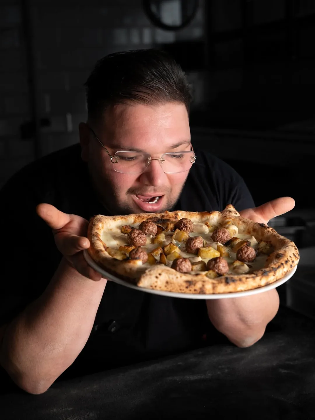 Salvatore Gionti presenta una pizza appena sfornata
